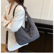 韩国新款小众单肩斜挎包羽绒包大容量菱格饺子包轻便防水软布包