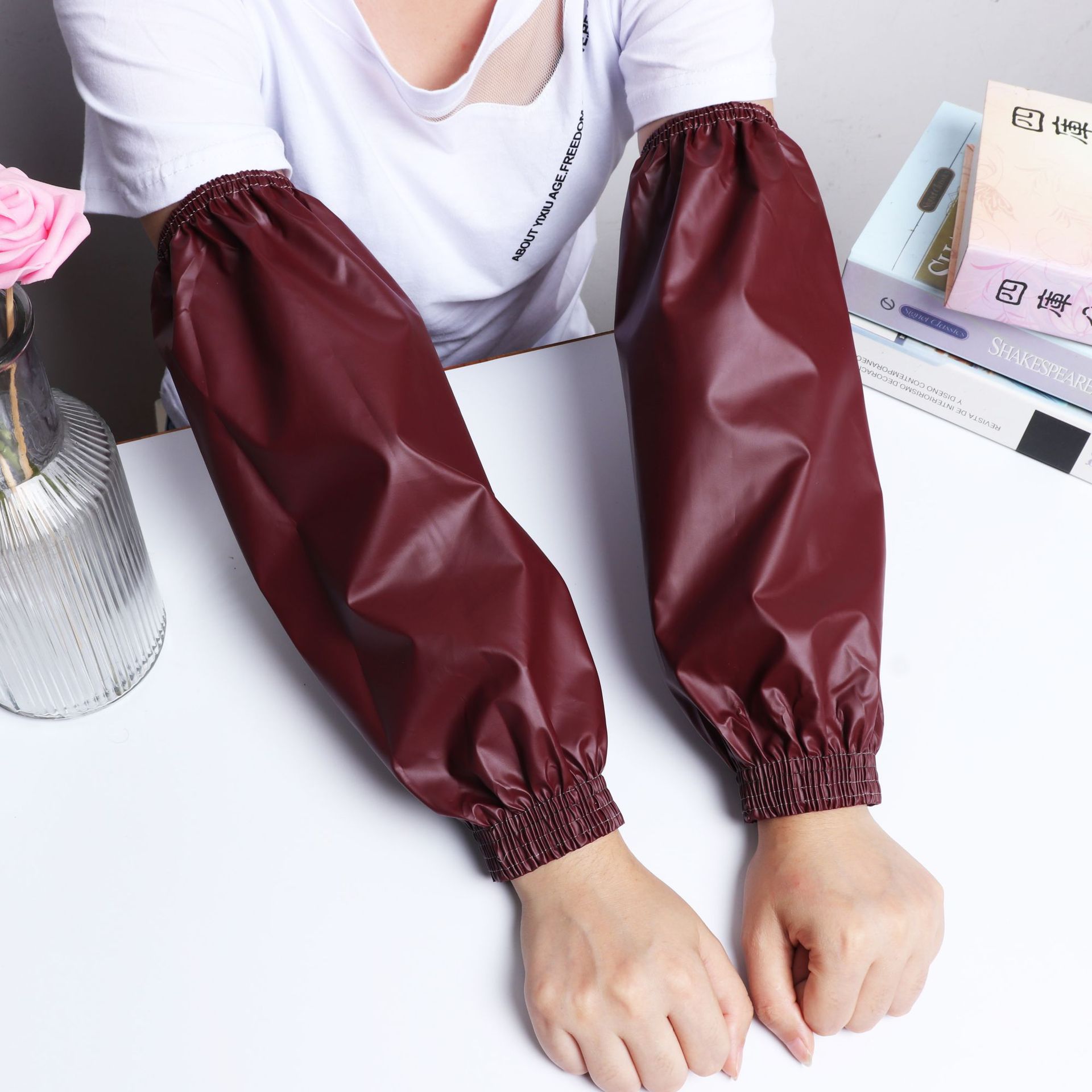 Oversleeves fábrica al por mayor PU impermeable a prueba de aceite de cuero oversleeves hombres y mujeres de cocina anti-fouling trabajo protección laboral adulto oversleeves