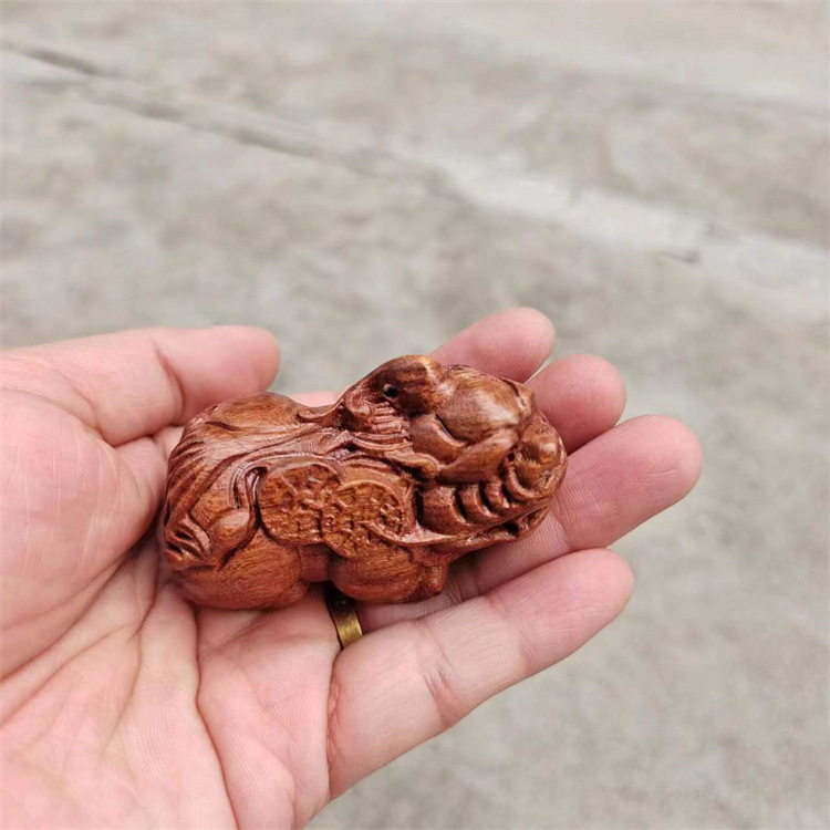 ラオスの黄花梨の木はミャンマーの花梨を彫刻します。|undefined
