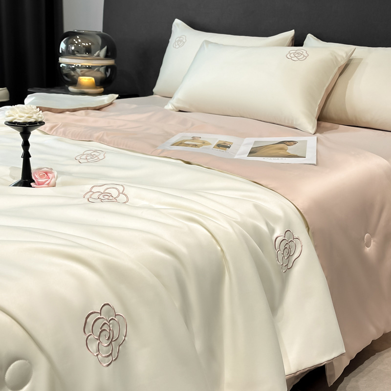 Juego de cuatro piezas de cama de edredón fresco de verano de seda helada 2025 nuevo juego de tres piezas de ropa de cama y sábanas individuales de verano de alta gama de lujo ligero