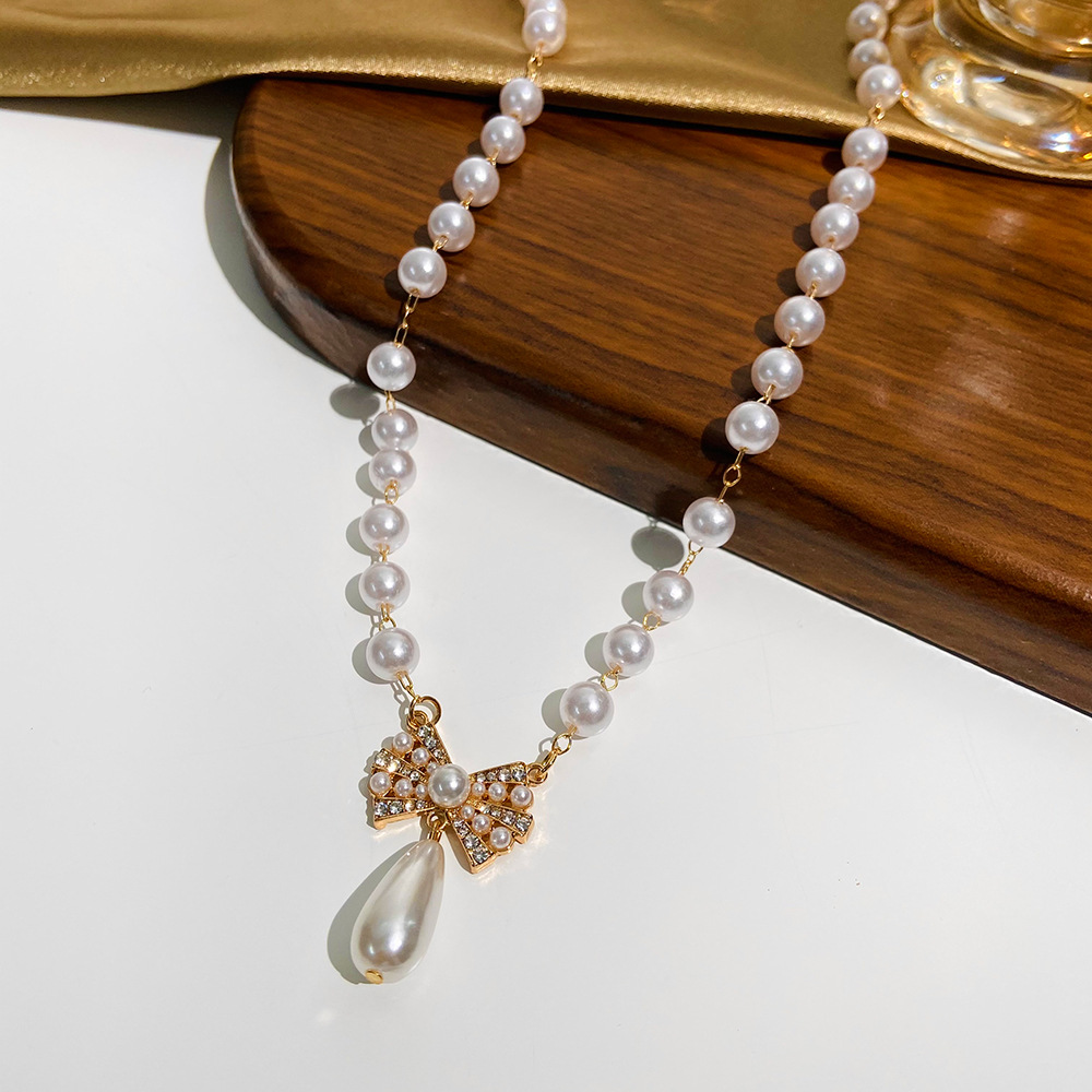 Fashion Simple Inlaid Rhinestone Pearl Necklace  Bow Pendant Clavicle Chain Necklace