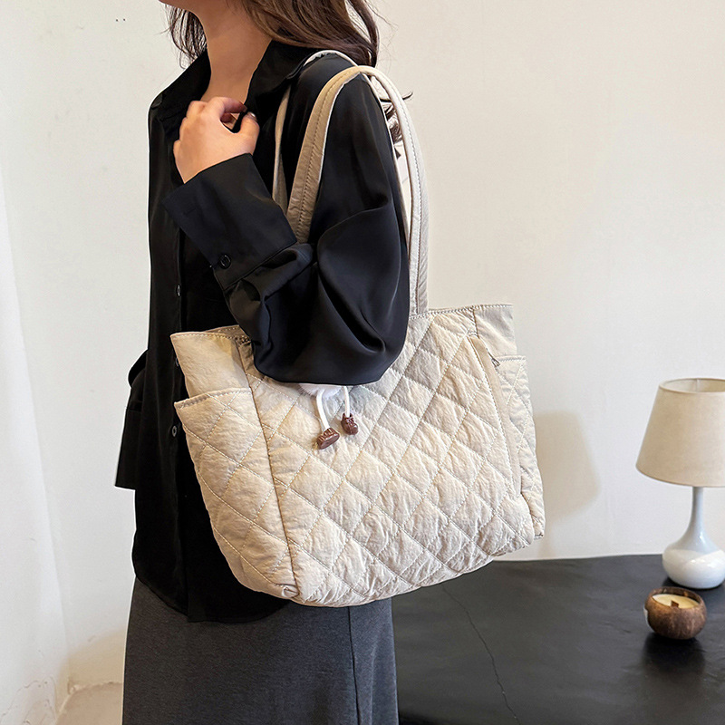Women's Quilted Shoulder Bag Large Capacity Commuter Tote_voghion.com
