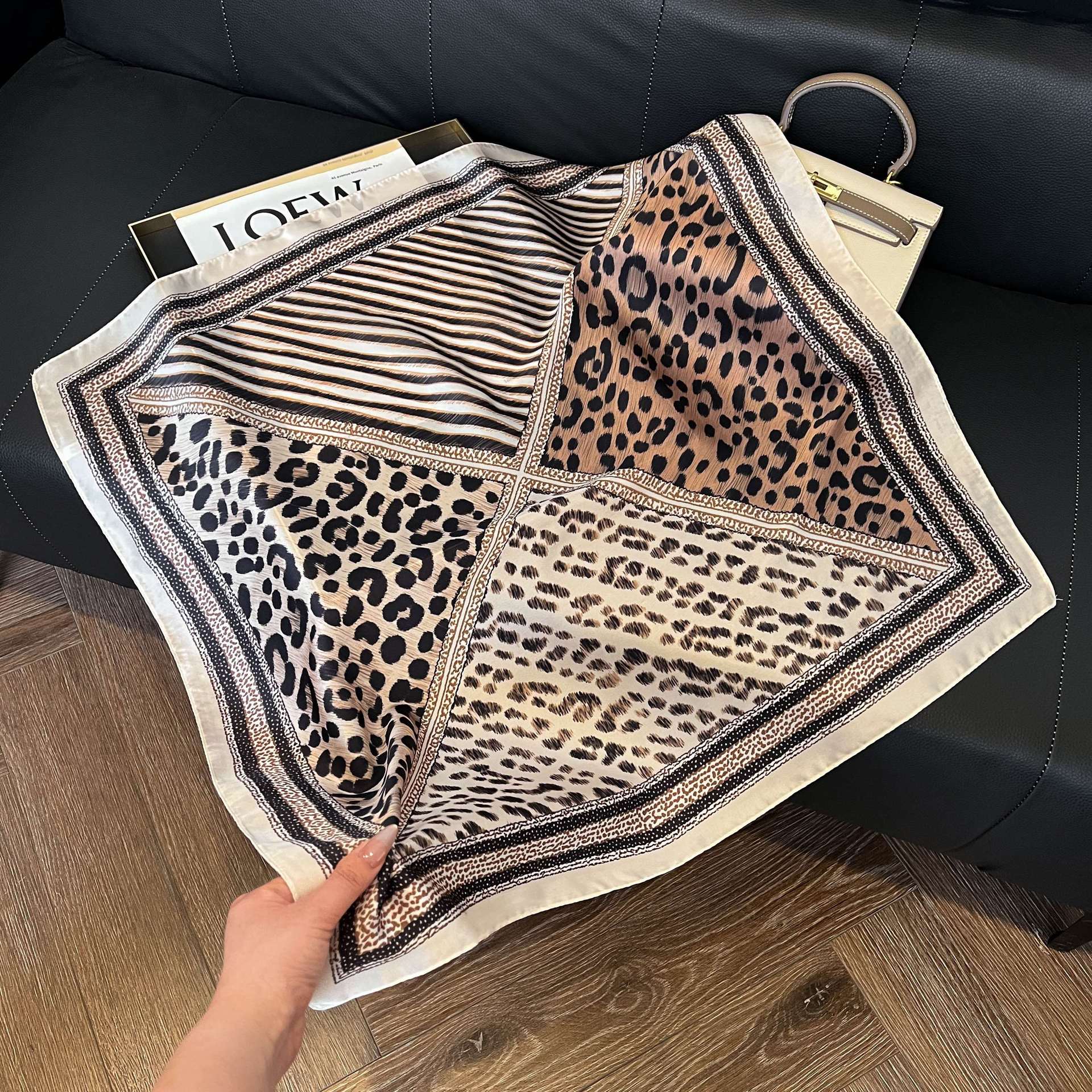 Transfronterizos nuevos bufandas de seda azul de alto nivel de seda cuadrada de simulación bufandas de moda de decoración de moda de combinación bolsa correa de pelo bufandas profesionales