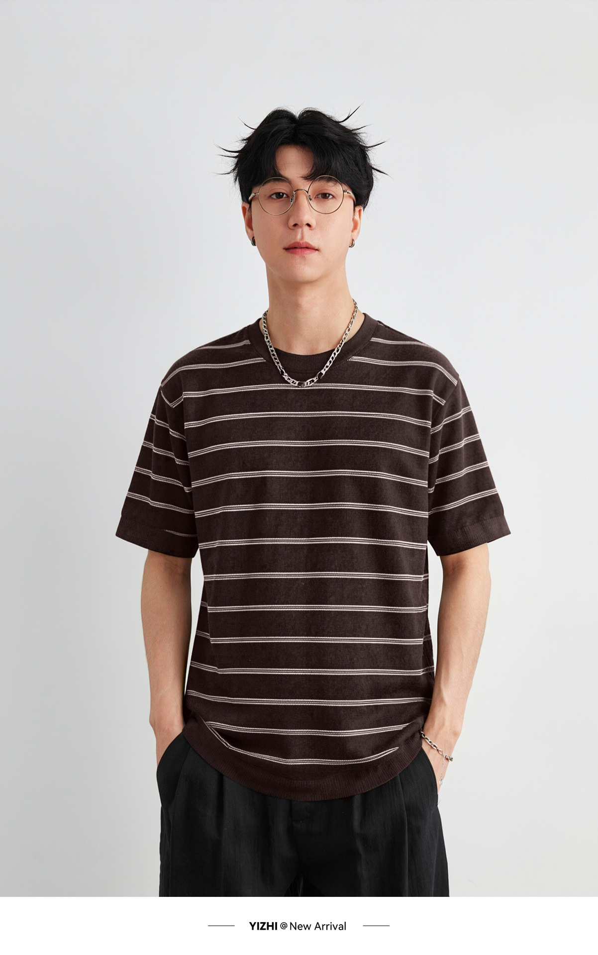 Áo thun nam tay ngắn cổ tròn sọc kẻ chất liệu Tencel thoáng mát — Cà phê gai dầu chi tiết 15