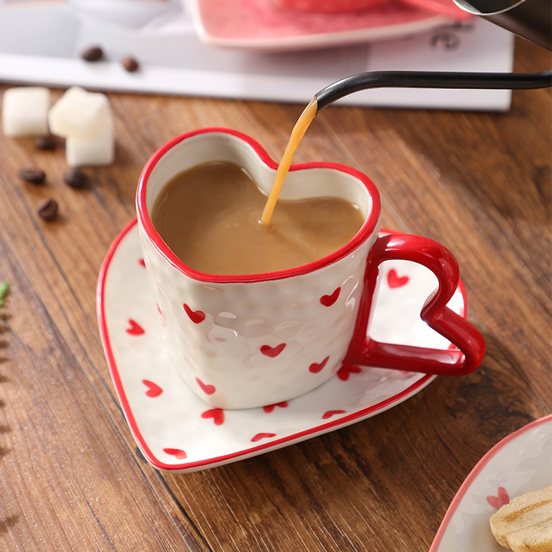 Taza de café hecha a mano con un set de té de la tarde creativo de alto valor facial pareja nicho sensación de atmósfera pintada a mano