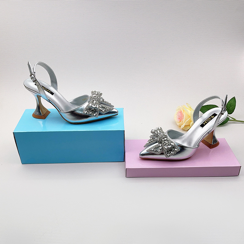 Sandalias de diamantes de imitación hermanas reales europeas y americanas transfronterizas para mujer 2025 nuevo estilo hada plata puntiaguda tacón de aguja zapatos de tacón alto