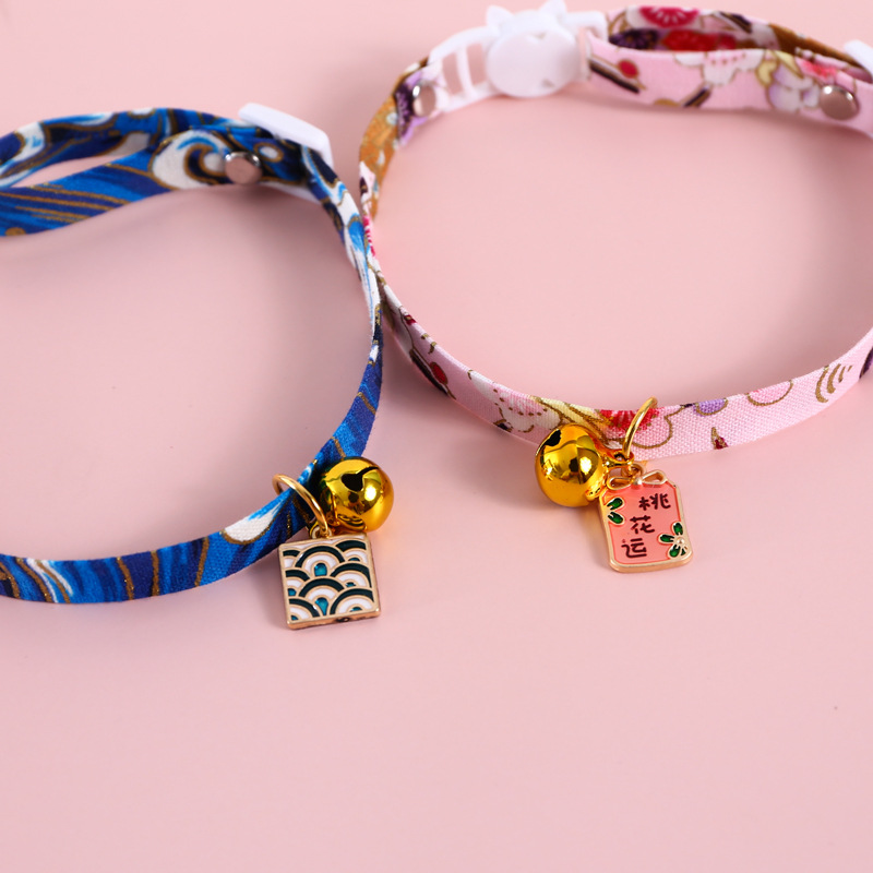Mascotas de estilo chino estampado ajustable antiasfixia collar gatos perros Año Nuevo de la firma de flores de melocotón collar