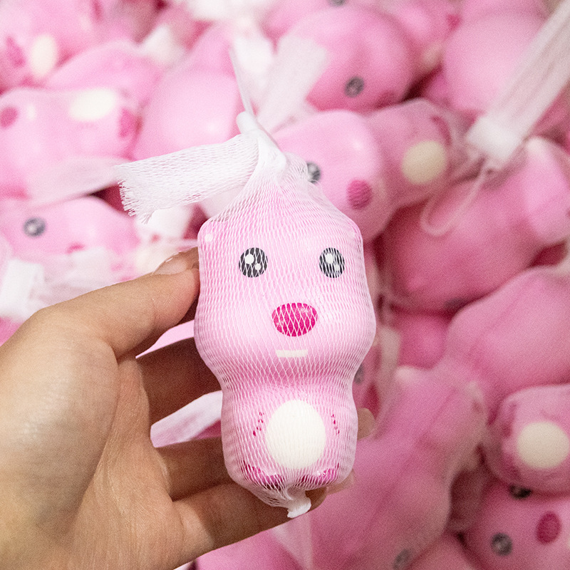 吉伊卡わぁchiiawaは子供のおもちゃをつまんでゆっくりと弾きます。|undefined