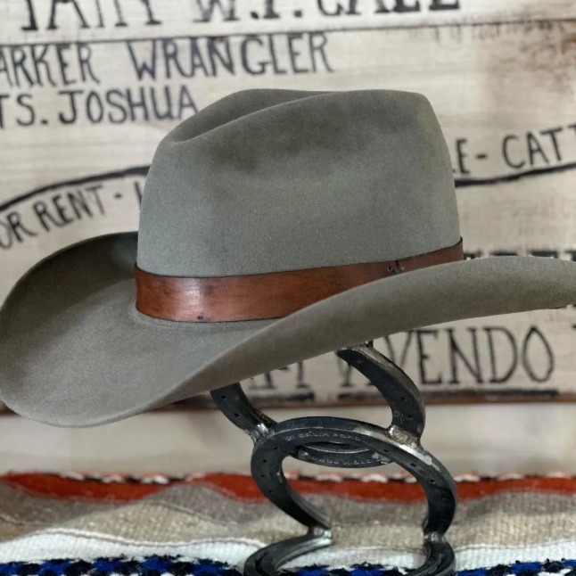 Καπέλο από μαλλί σε μονόχρωμο χρώμα από τσόχα προβάτου ..._voghion.com