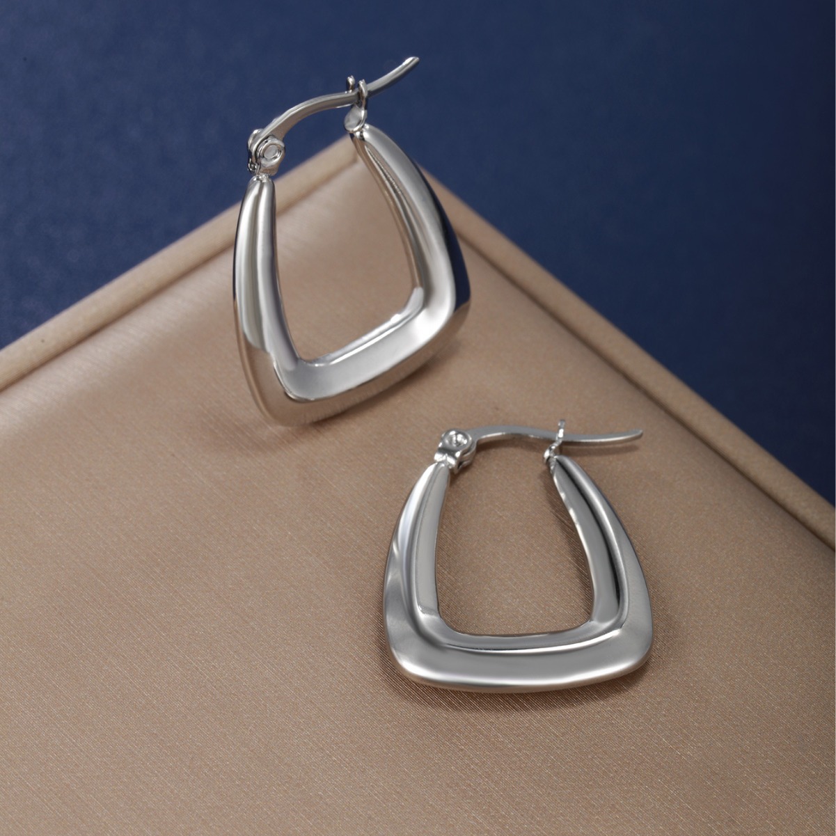 Xuping aretes de acero inoxidable metal de estilo europeo y americano nicho de diseño de aire frío geometría oval aretes para mujeres