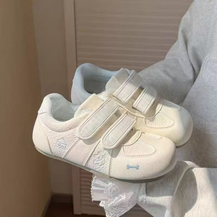 Zapatos blancos de cabeza redonda feos para mujeres verano de 2026 nuevos zapatos mágicos estudiantes zapatos de entrenamiento de estilo de escuela zapatos deportivos de mujer
