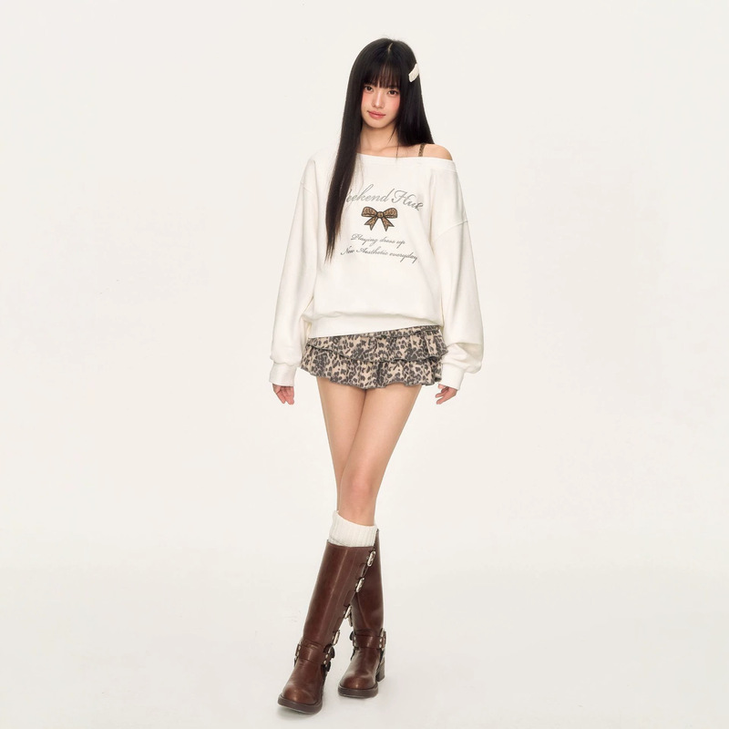 Spicy girl off-shoulder top with unique one-shoulder strap design, slim-fit and figure-flattering short top