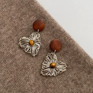 Серьги с сердцем из металла и дерева
