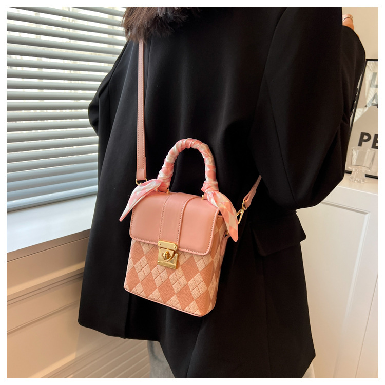 Women's Fashion Classic Style Solid Color Soft Surface Square Buckle Shoulder Bag Handbag Square Bag Pu Leather Shoulder Bags display picture 7