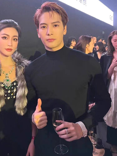 Wang Jiaer's same-style demi-high-neck, semi-core-spun knit sweater for men—modal, tight-fitting, long-sleeve base layer with wool interior.