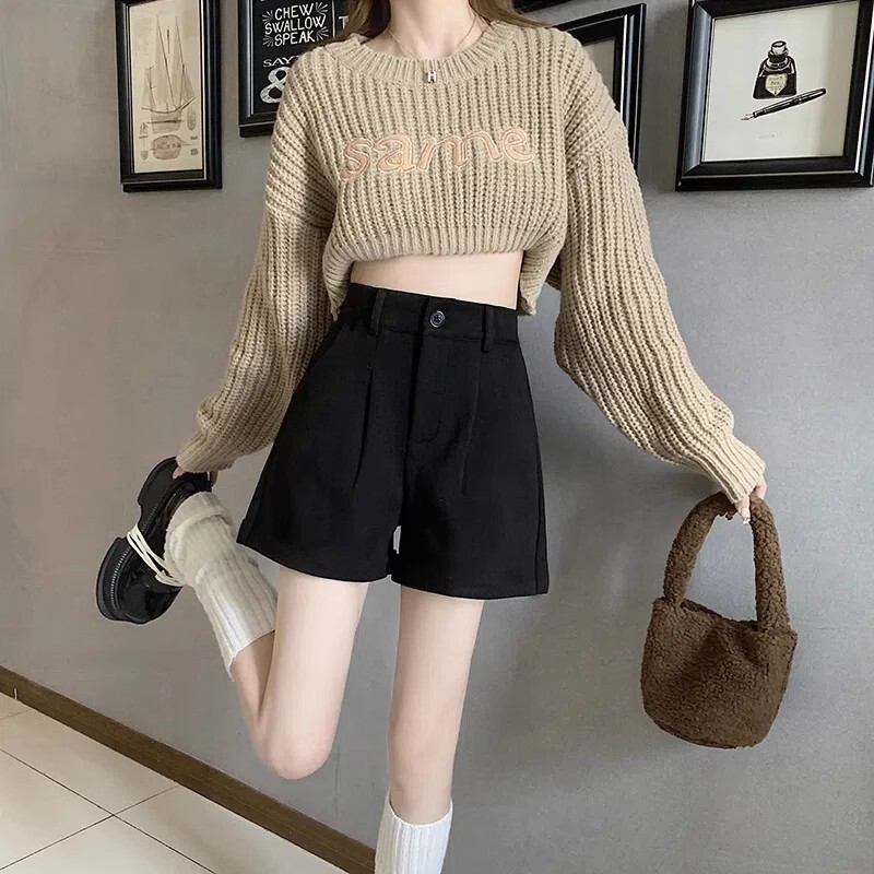 Loose High-Waisted Woolen Shorts for Women, Black Boots, Retro Woolen Autumn and Winter Pants, Bottoming Zipper, Outer Wear, Gold Buckle Wide Legs Loose High-Waisted Woolen Shorts for Women, Black Boots, Retro Woolen Autumn and Winter Pants, Bottoming Zipper, Outer Wear, Gold Buckle Wide Legs