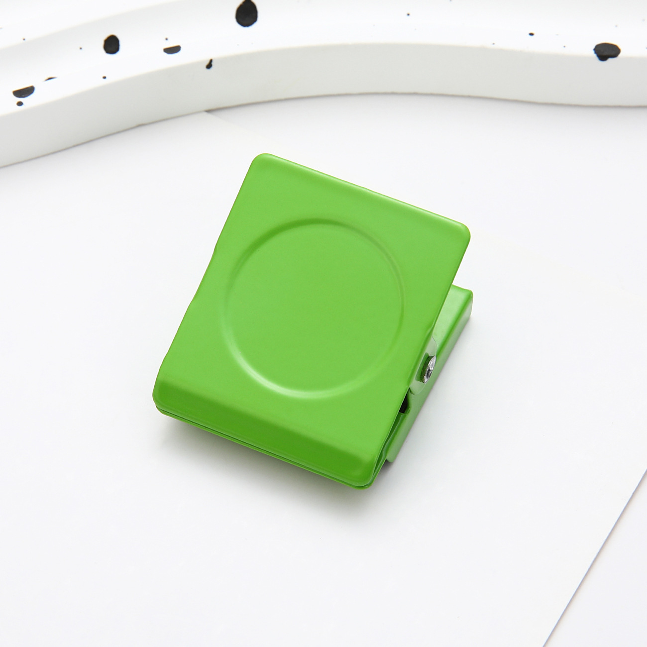 Nuevo clip de absorción magnética transfronteriza refrigerador pegado clip de imán clip de notas de color macarón sistema de metal refrigerador clip de mensajes de cocina