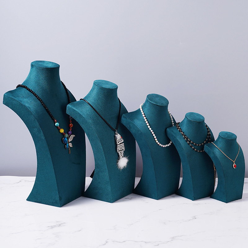 フランネルのネックレスの展示棚の人はモデルのアクセサリー棚のネックレスの首の型のカウンターの陳列道具のネックレスの棚のようです。|undefined