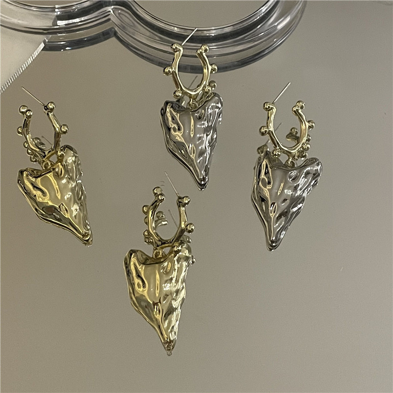 Großhandel Schmuck Unregelmäßige Geometrische Herzohrringe Nihaojewelry display picture 6