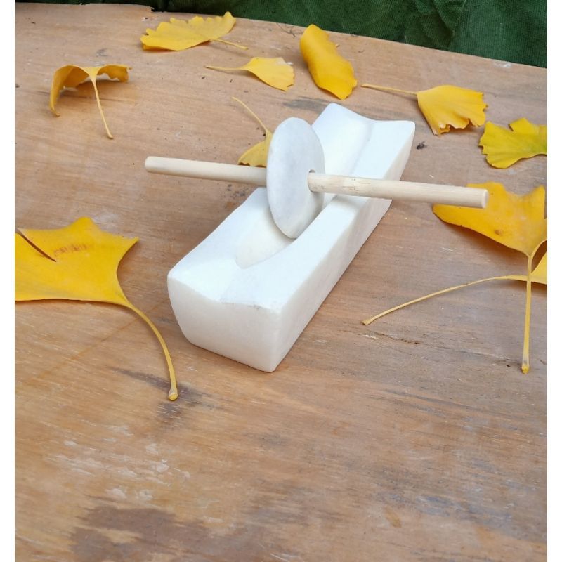 Мельница из белого камня 20см.