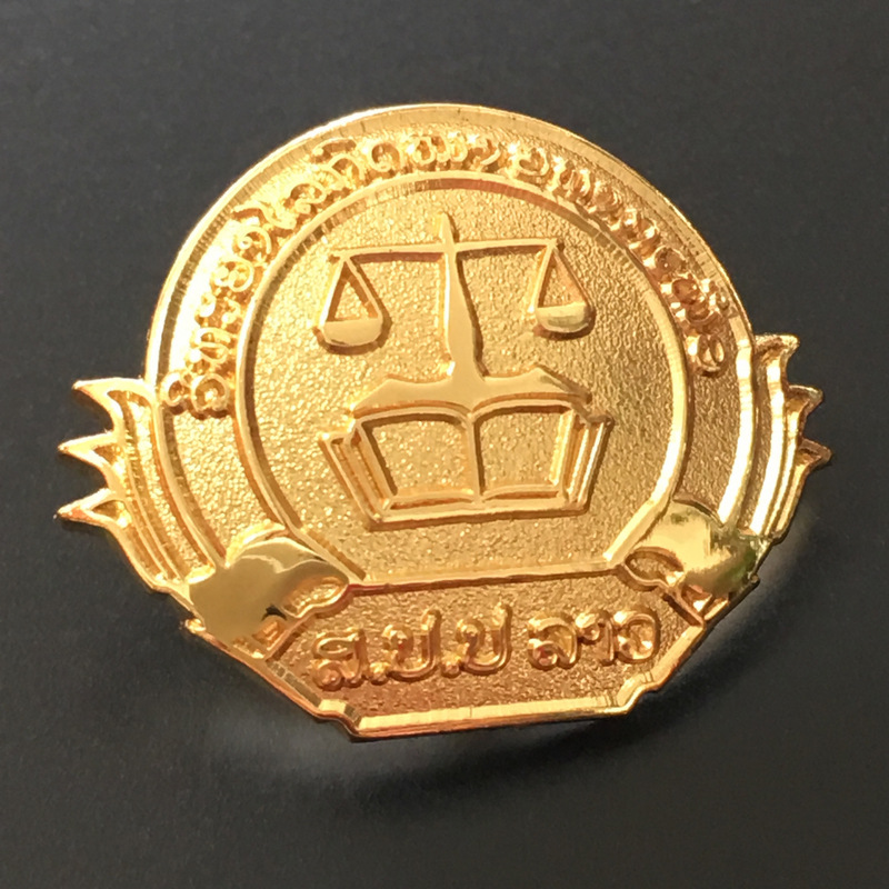 磨砂字母logo沙底胸章 镀金蝴蝶扣徽章制作厂家 集团司徽襟章定制