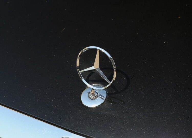 Suitable for Mercedes-Benz E-Class, C-Class, and S-Class engine hood emblems; original factory modification emblem for E300L, C180, C200, and S350