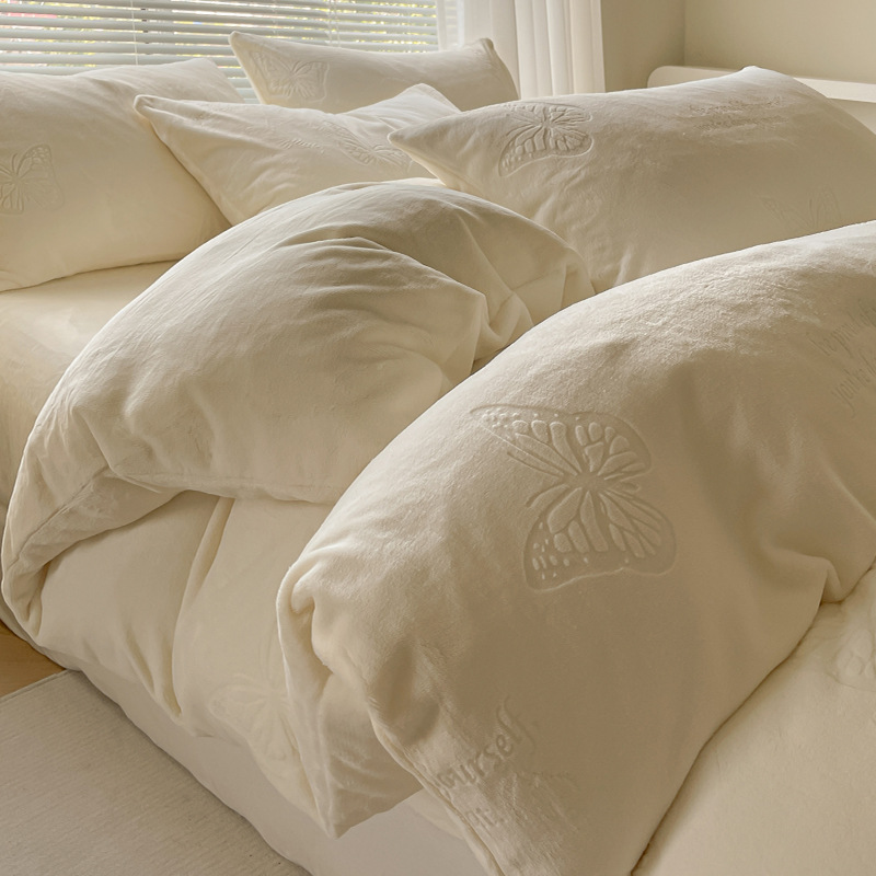 A clase de lujo ligero europeo de invierno cálido de seda de cuatro piezas con seda de coral gruesa cubierta de sábanas sensación de gato