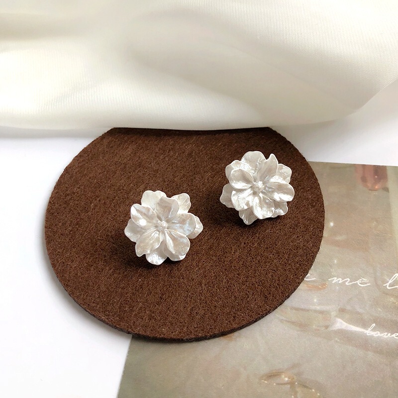 Camellia earrings French retro tea earrings feminine texture flower ear clip no ear hole sweet earrings Camellia earrings French retro tea earrings feminine texture flower ear clip no ear hole sweet earrings