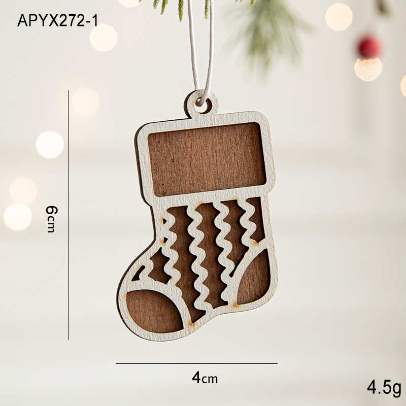 クリスマスの新しいdiyショーウインドーはクリスマスの装飾品を飾っています。|undefined