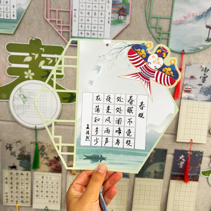 本香クラスの作品展示壁には小学生の硬筆書道紙が貼られています。|undefined