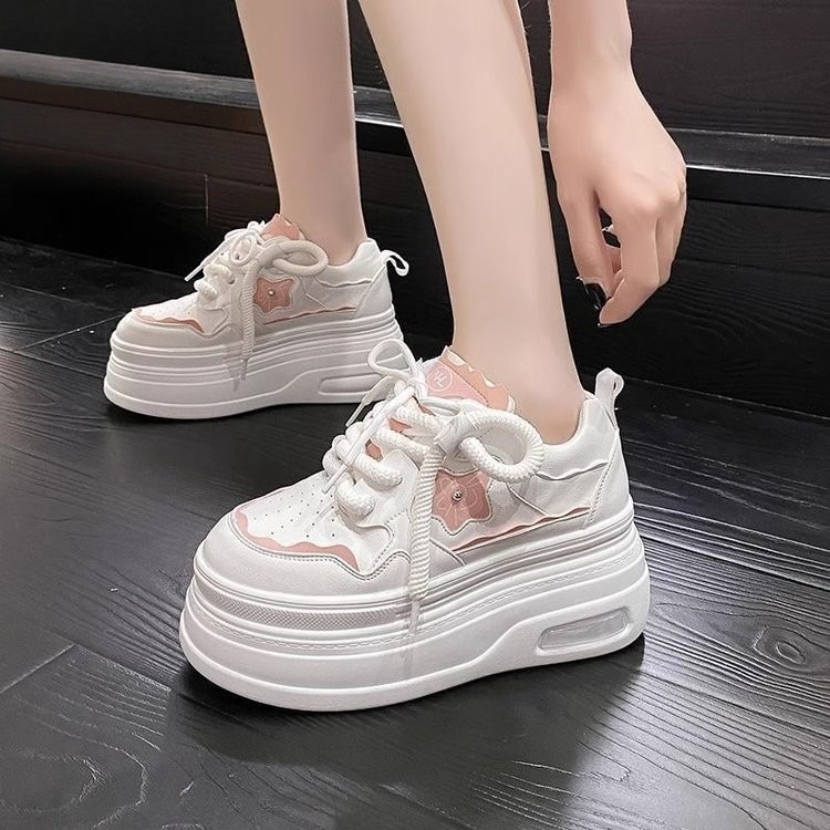 Explosión de zapatos blancos de suela gruesa para mujeres 2025 otoño nuevo pequeño aumento de altura zapatos deportivos casuales de alta sensación skate para mujeres