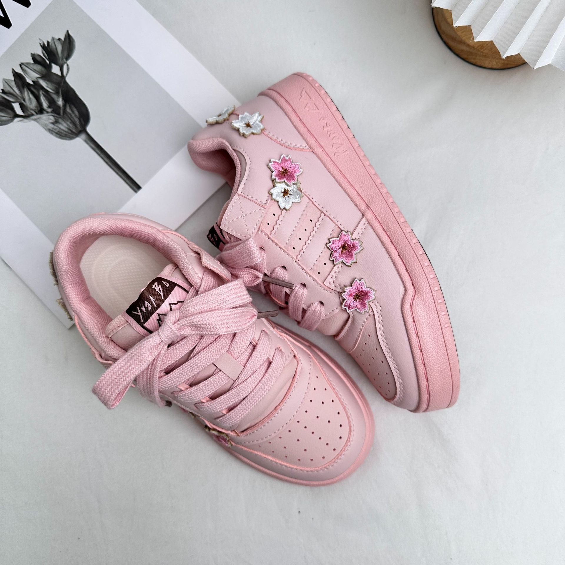 Leche en polvo de onda lejana, suela gruesa, zapatos de entrenamiento alemanes, zapatos de cuero de primavera para mujer 2025, zapatos blancos para estudiantes chic, zapatos casuales