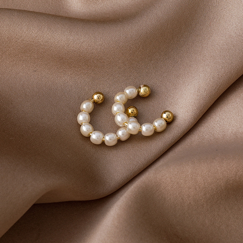 Pearl C-shaped Non-pierced Ear Clip display picture 5
