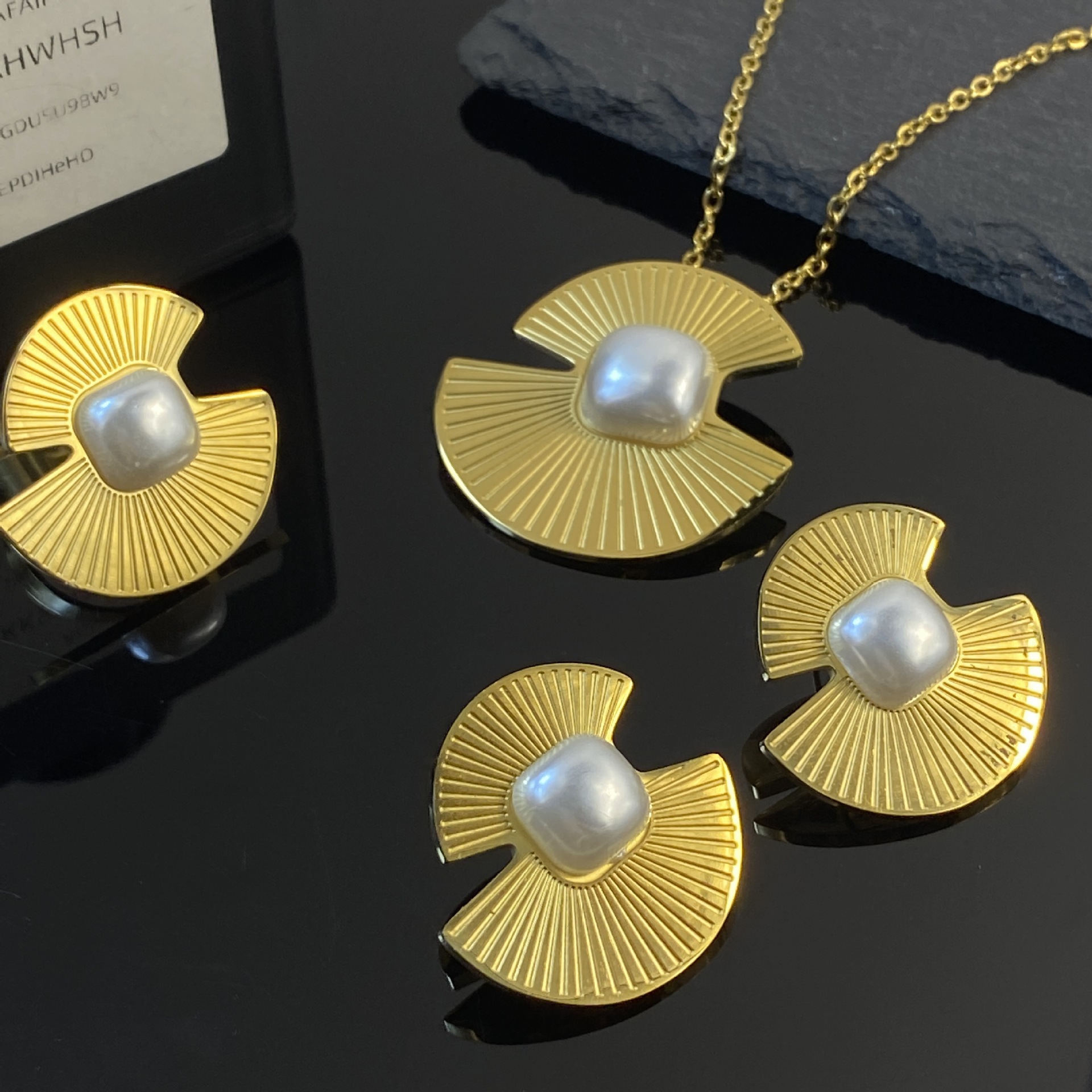 Retro europeo y americano otoño e invierno, cadena de clavícula de perlas en forma de abanico, decoración femenina personalizada, juego de pendientes de regalo, collar de acero de titanio que no se desvanece