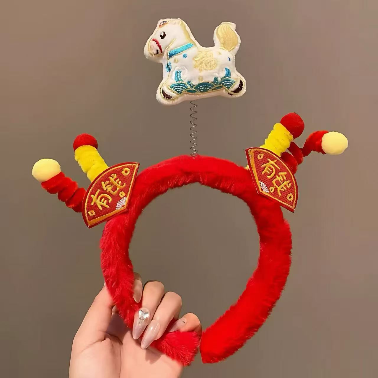 Nuevo lindo Año del Caballo festivo de peluche para las mujeres Año Nuevo lavar la cara de Navidad presión de cabello para la atmósfera de tocado rojo