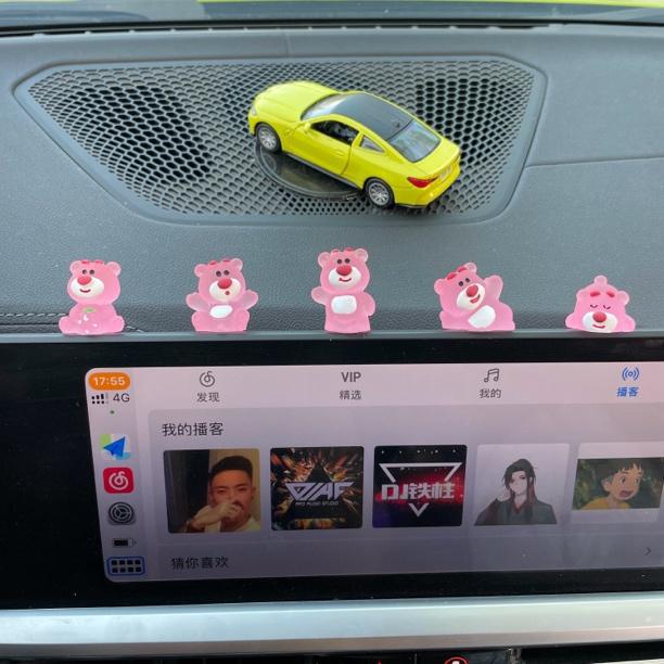Nuevos adornos de coche Strawberry Bear, adornos de coche, adornos pequeños, consola central de coche, lindos adornos decorativos creativos