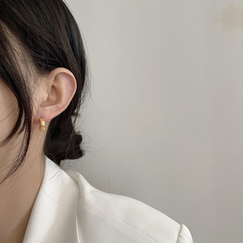 Hong Kong Style European And American Style Croissant Earrings Retro S925 Sterling Silver Earrings Ins Style Cold Simple Gold Stud Earrings display picture 6