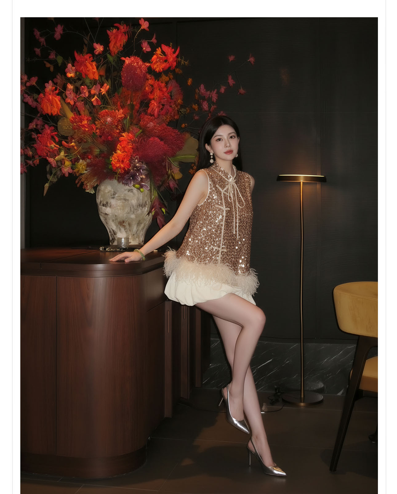 Bộ áo khoác không tay kết hợp váy ngắn phong cách tân cổ điển, đính lông đà điểu và sequin — Lạc đà [Áo khoác không tay], Mơ [Váy ngắn] chi tiết 9