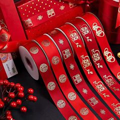 結婚式の結婚用品の赤いリボンのお祝いの包装紙の束喜は結婚式のリボンのリボンの赤いひもを包みます。