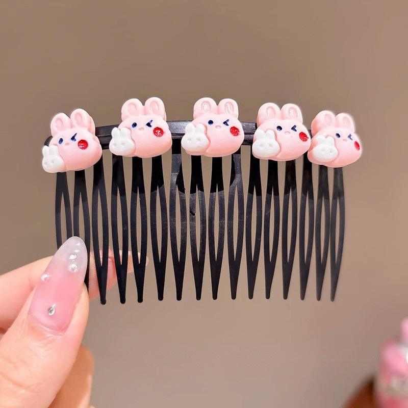 Hermosos niños tirando del cabello de la cabeza de la niña peinada de cabello de la parte posterior de la frente peinada peinada de cabello toque