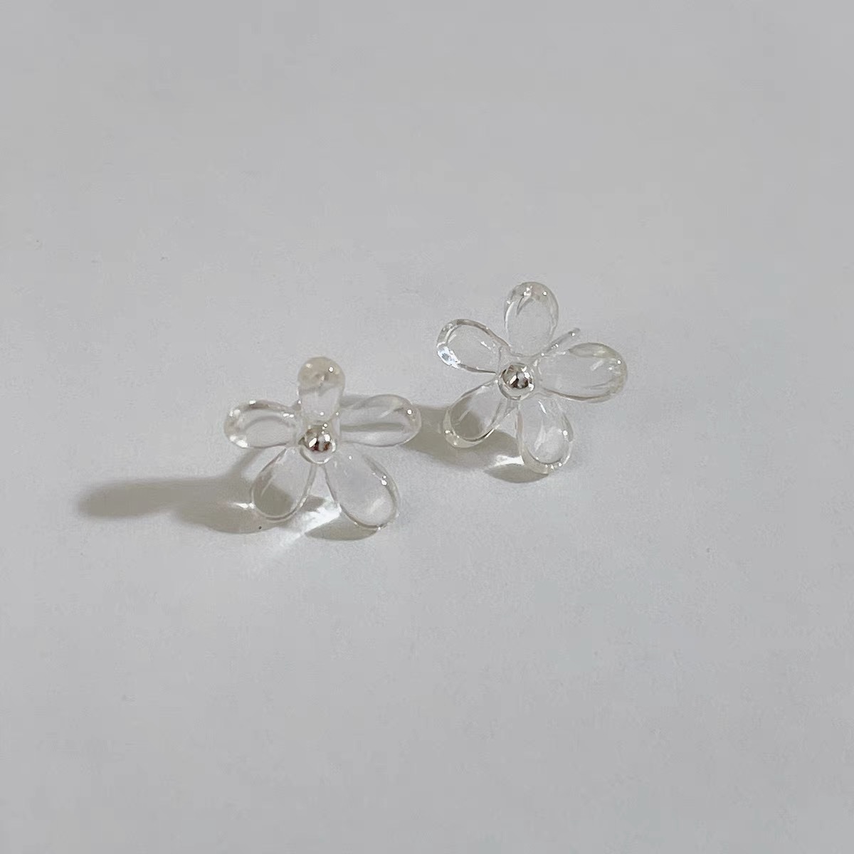 Oversized Sculptural Clear Acrylic Clip-on Earrings With Modern European Design. Hypoallergenic, Tarnish-resistant And Comfortable To Wear. Eye-catchi_voghion.com