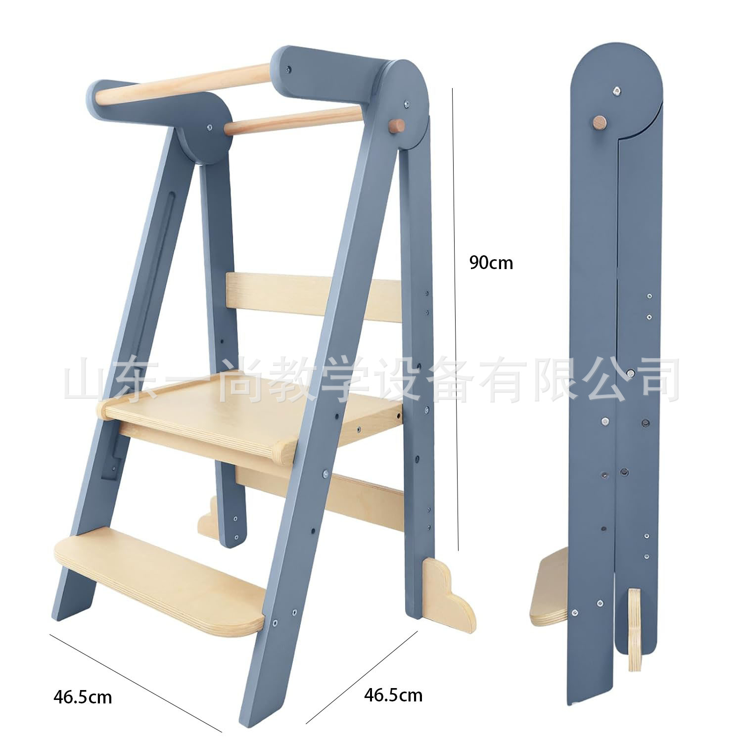 子供の手を洗う腰掛けの赤ちゃんの足は腰掛けを踏みます。