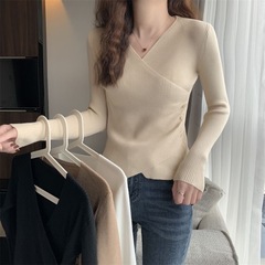 クロスvネックの底のシャツの女性の春と秋の新型のニットのデザイン感があります。