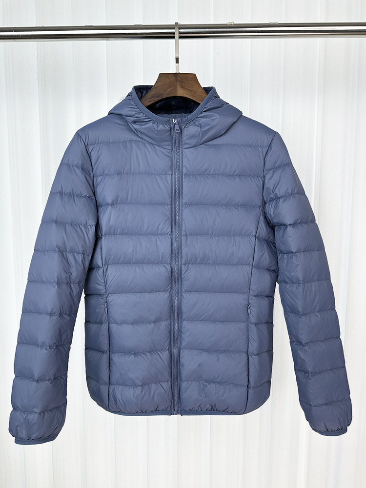 Chaqueta de plumón ligera para mujeres otoño y invierno 2025 nueva chaqueta de plumón de costillas con capuchón corto conveniente para almacenar chaqueta pequeña