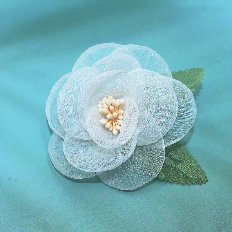 Frühlings- und sommerliche, frische und zarte Blumenbrosche mit gebrannten Kanten, leichte Kamelien-Corsage, vielseitig verwendbare Anstecknadel, Mantelaccessoire_voghion.com