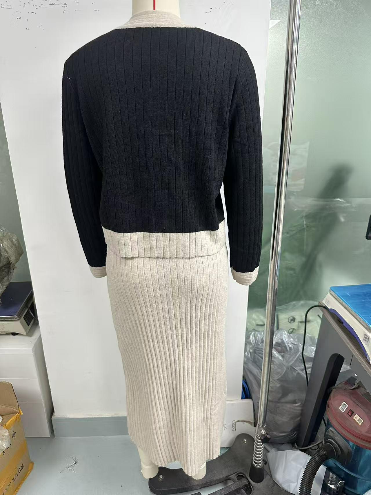 Completo elegante con maglione lavorato a maglia e gonna lunga tinta unita – Top a maniche lunghe color-block con gonna fluida_voghion.com