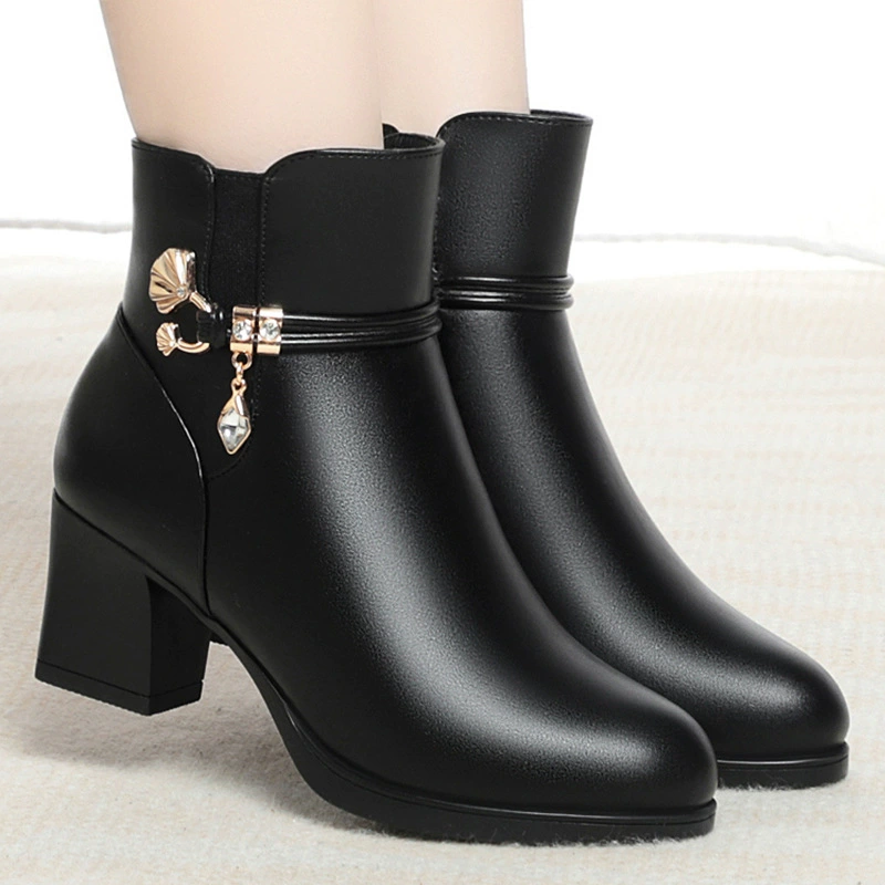 Обувь для мам зимние короткие сапоги 2023 новые женские туфли среднего возраста теплые кожаные туфли на флисовой подкладке на толстом каблуке из мягкой кожи и хлопка