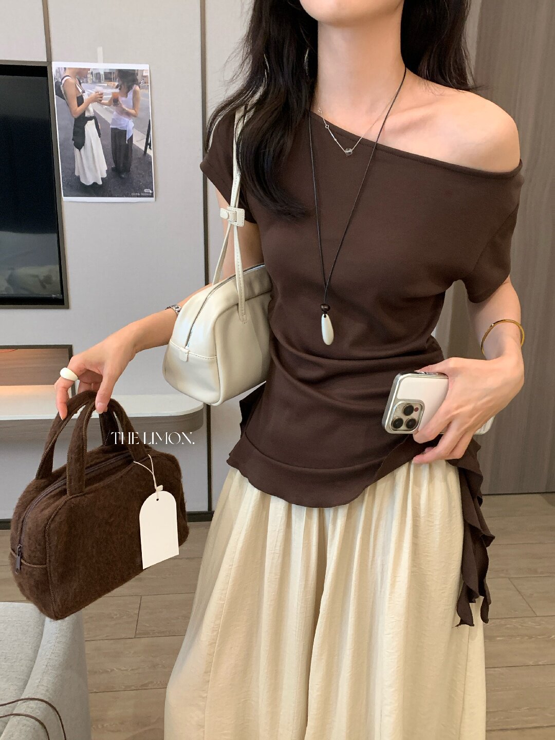 Áo thun nữ tay ngắn thiết kế lệch vai, dây rút eo, phong cách Hàn Quốc — màu đen, Màu cà phê, màu trắng, Xám hoa chi tiết 45
