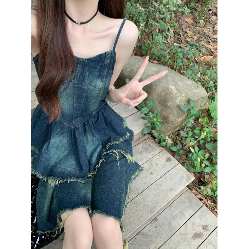 Xinjiang, Xizang, Western Sichuan, grassland travel outfit: women's denim dress with a slimming effect and suspender short skirt Xinjiang, Xizang, Western Sichuan, grassland travel outfit: women's denim dress with a slimming effect and suspender short skirt