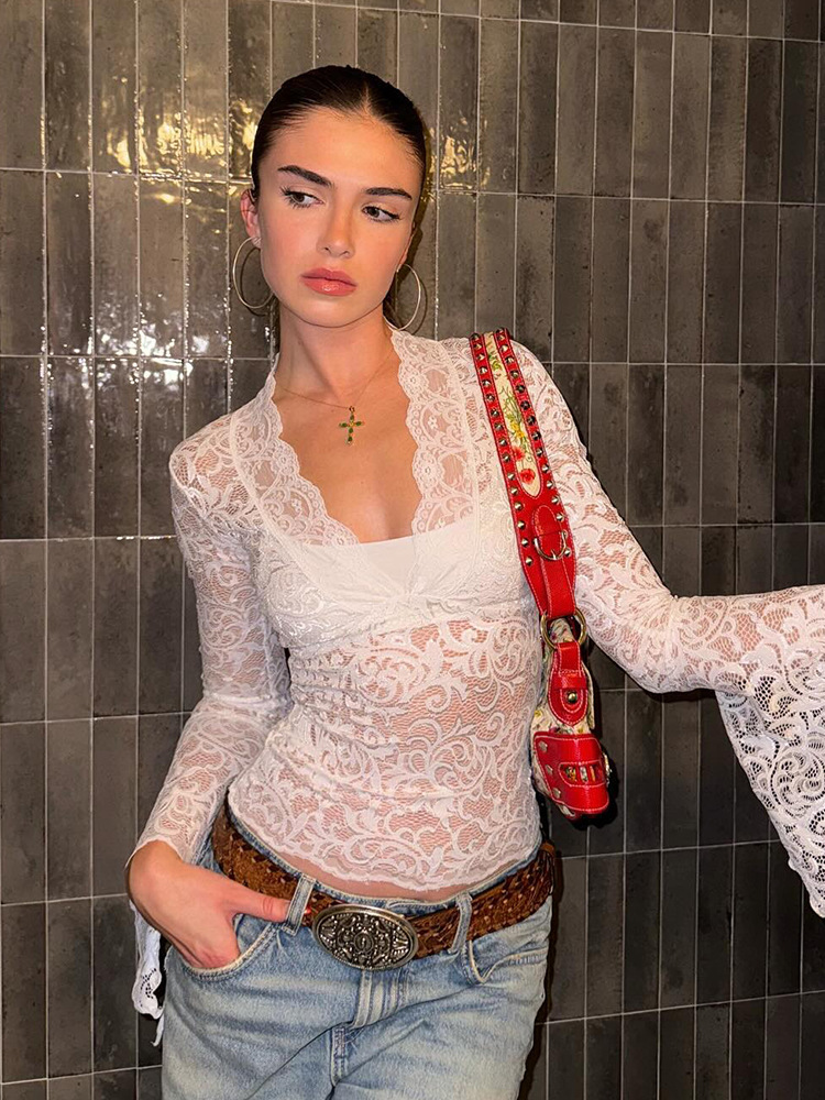 Stile Instagram da donna, taglio corto aderente con scollo a V profondo, ombelico scoperto e pizzo trasparente, maniche lunghe, piccante_voghion.com